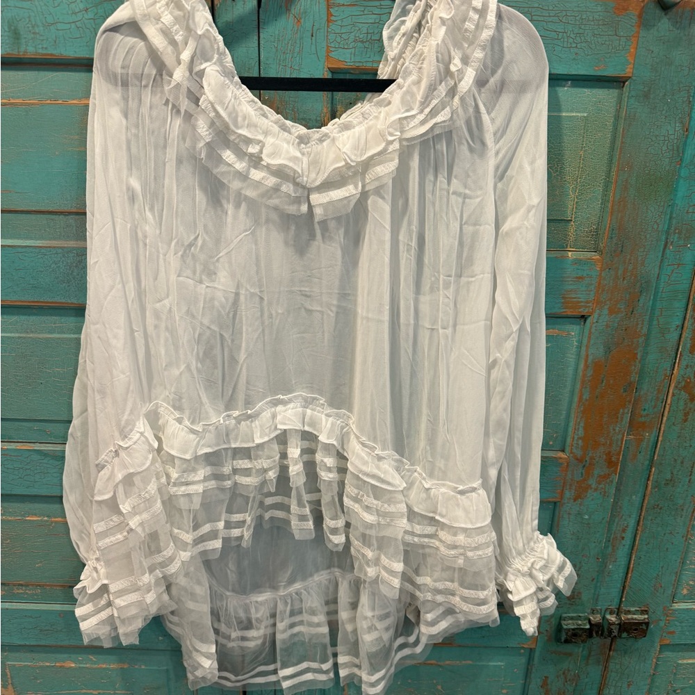 GORGEOUS, FUN& FLATTERING white top by ANTHROPOLOGIE 🤍🤍see pic for details🤍🤍